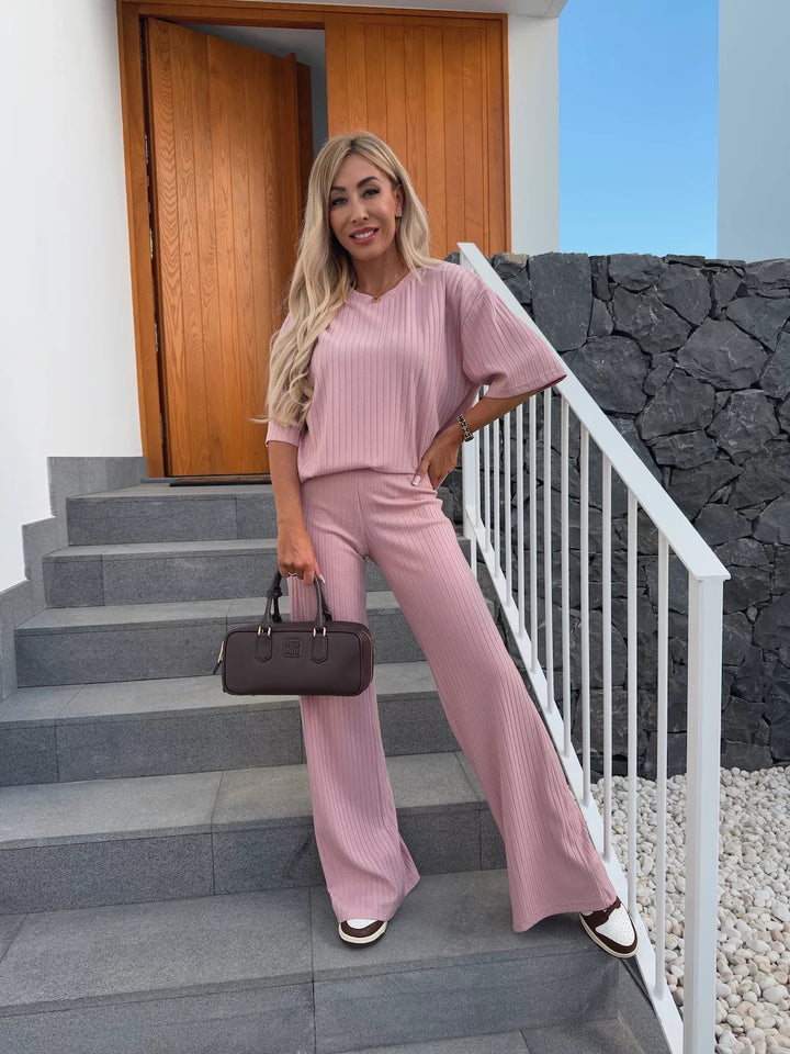 Damsk lounge-set med elegant ribbat mönster och vida byxor Mirla-Eva Jonsson