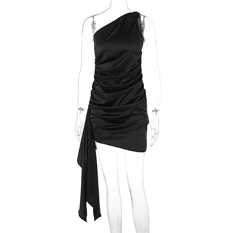 Damsk miniklänning med asymmetrisk design och raffinerade draperingsdetaljer Mirla-Eva Jonsson