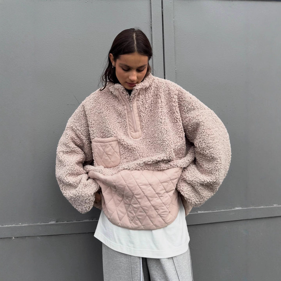 Damsk mysig fleece-tröja med huva och praktisk ficka Mirla-Eva Jonsson