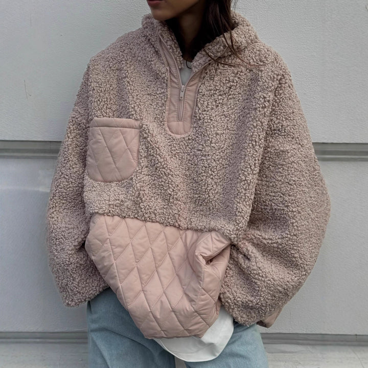 Damsk mysig fleece-tröja med huva och praktisk ficka Mirla-Eva Jonsson