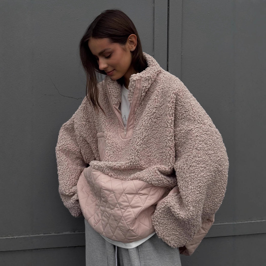 Damsk mysig fleece-tröja med huva och praktisk ficka Mirla-Eva Jonsson