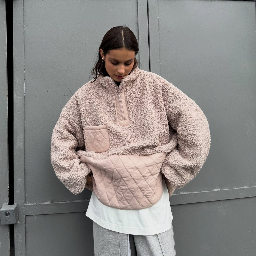 Damsk mysig fleece-tröja med huva och praktisk ficka Mirla-Eva Jonsson