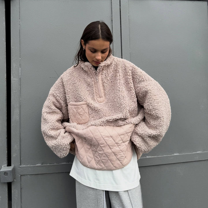 Damsk mysig fleece-tröja med huva och praktisk ficka Mirla-Eva Jonsson