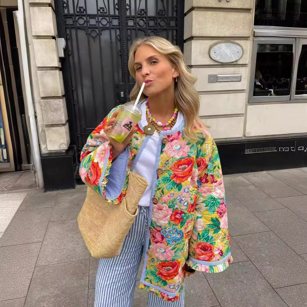 Damsk överkast jacka med färgglad blommönster och dekorativa knappar Mirla-Eva Jonsson