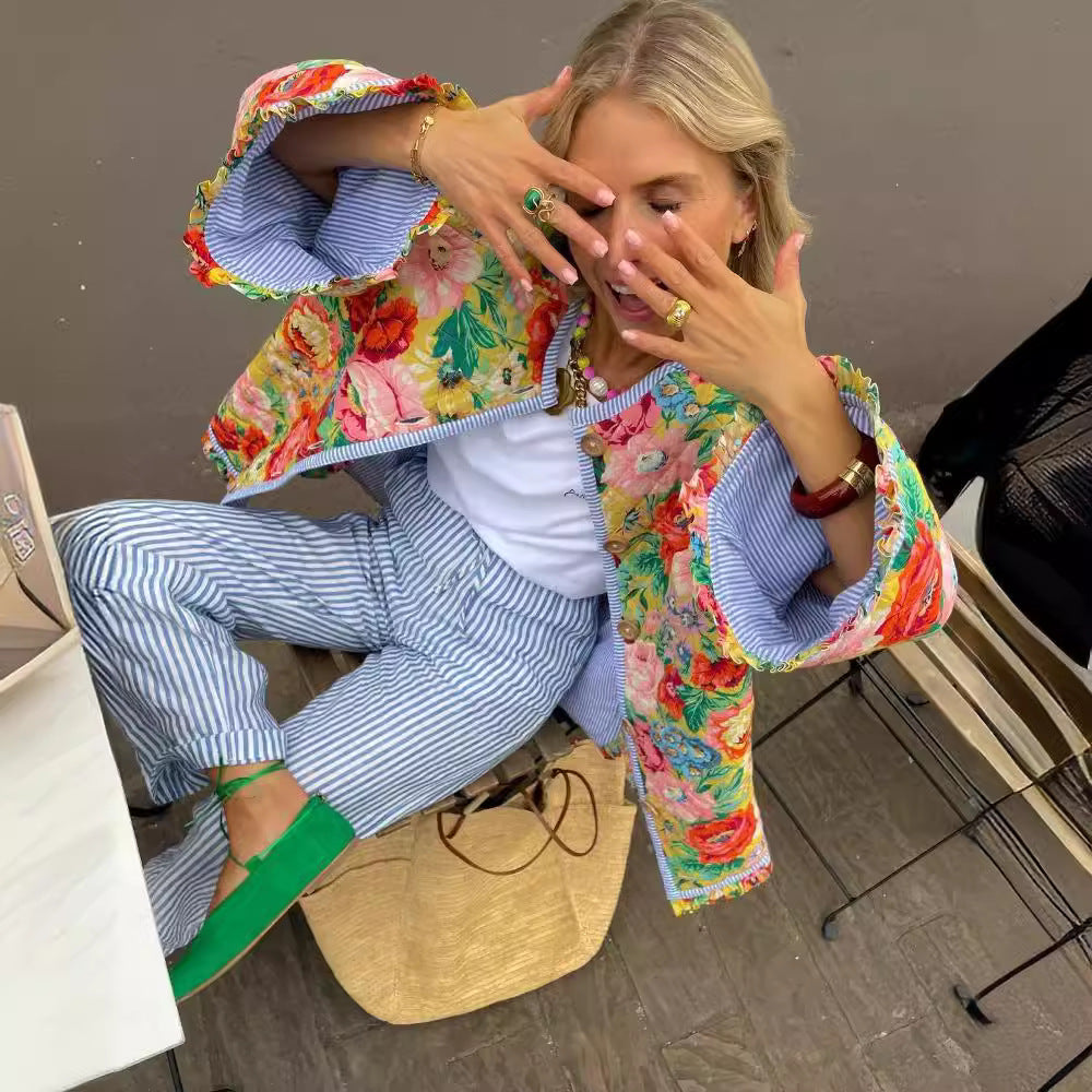 Damsk överkast jacka med färgglad blommönster och dekorativa knappar Mirla-Eva Jonsson