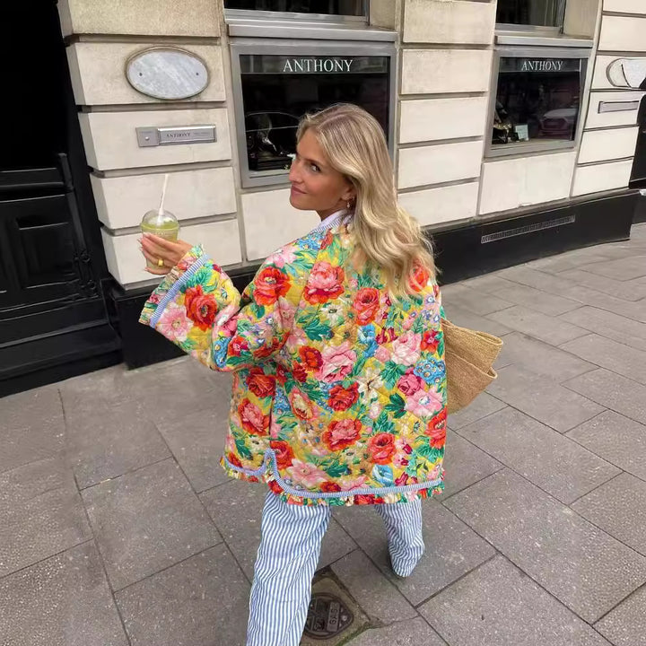 Damsk överkast jacka med färgglad blommönster och dekorativa knappar Mirla-Eva Jonsson