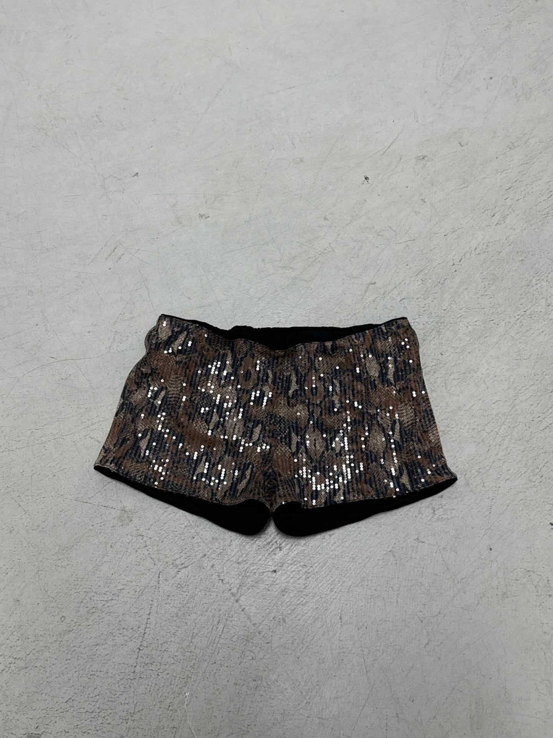 Damsk set med skimrande topp och korta shorts i djurmönster Mirla-Eva Jonsson
