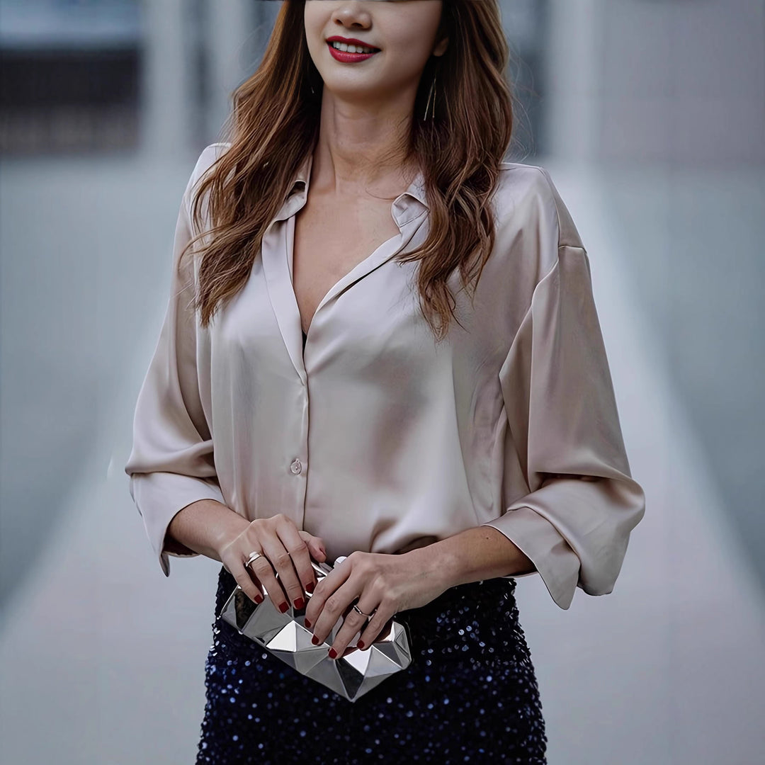 Damsk sidenbluse med elegant V-halsning Mirla-Eva Jonsson