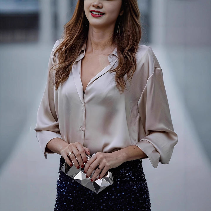 Damsk sidenbluse med elegant V-halsning Mirla-Eva Jonsson