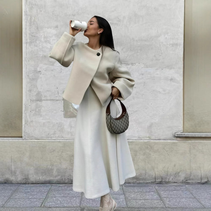 Damsk skulderjacka med voluminösa ärmar och snygg design Mirla-Eva Jonsson