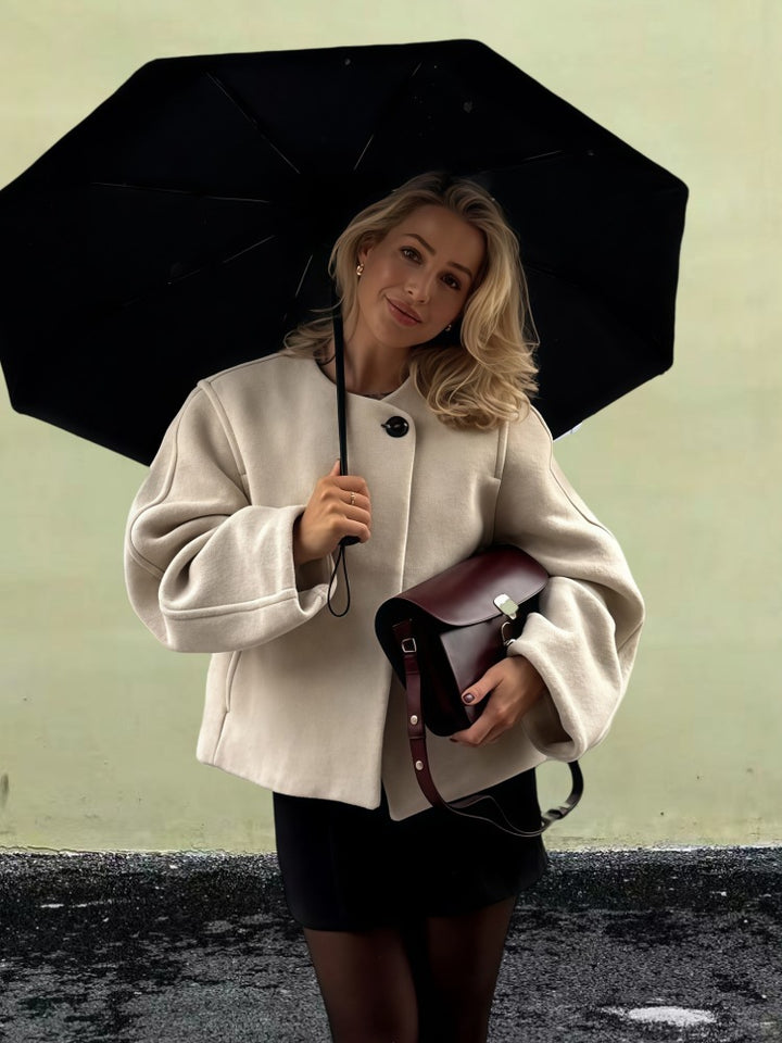 Damsk skulderjacka med voluminösa ärmar och snygg design Mirla-Eva Jonsson