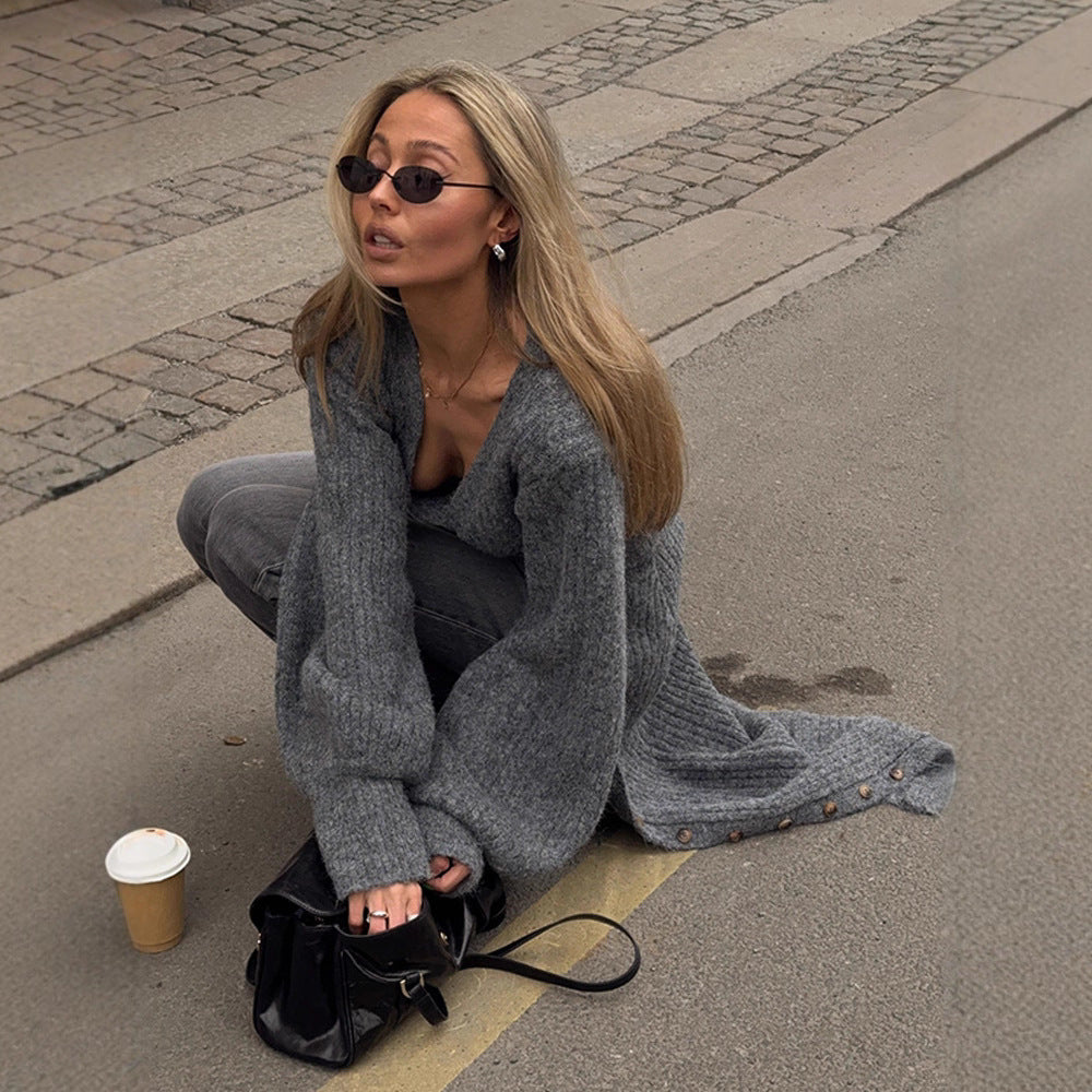 Damsk stickad jacka med långa ärmar och knappdetaljer Mirla-Eva Jonsson