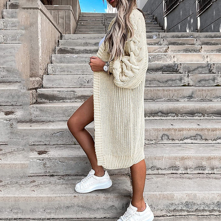 Damsk stickad jacka med voluminösa ärmar och högkvalitativt flätadesign Eva Jonsson-Eva Jonsson