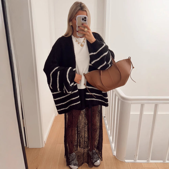 Damsk stickad jacka med voluminösa ärmar och trendiga ränder Eva Jonsson-Eva Jonsson