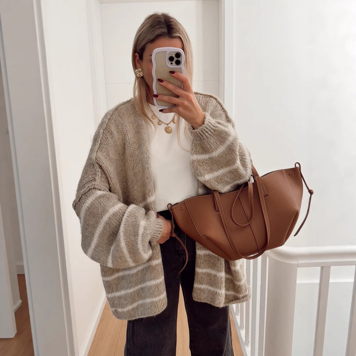 Damsk stickad jacka med voluminösa ärmar och trendiga ränder Eva Jonsson-Eva Jonsson