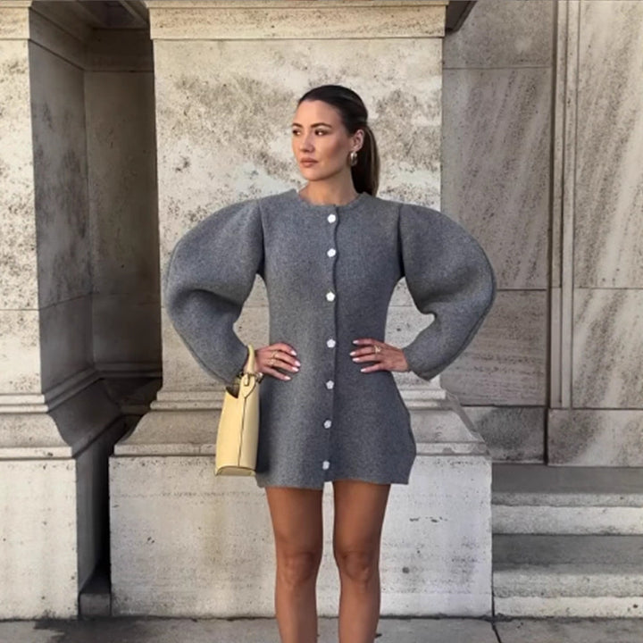 Damsk stickad klänning med voluminösa ärmar och eleganta knapppdetaljer Mirla-Eva Jonsson