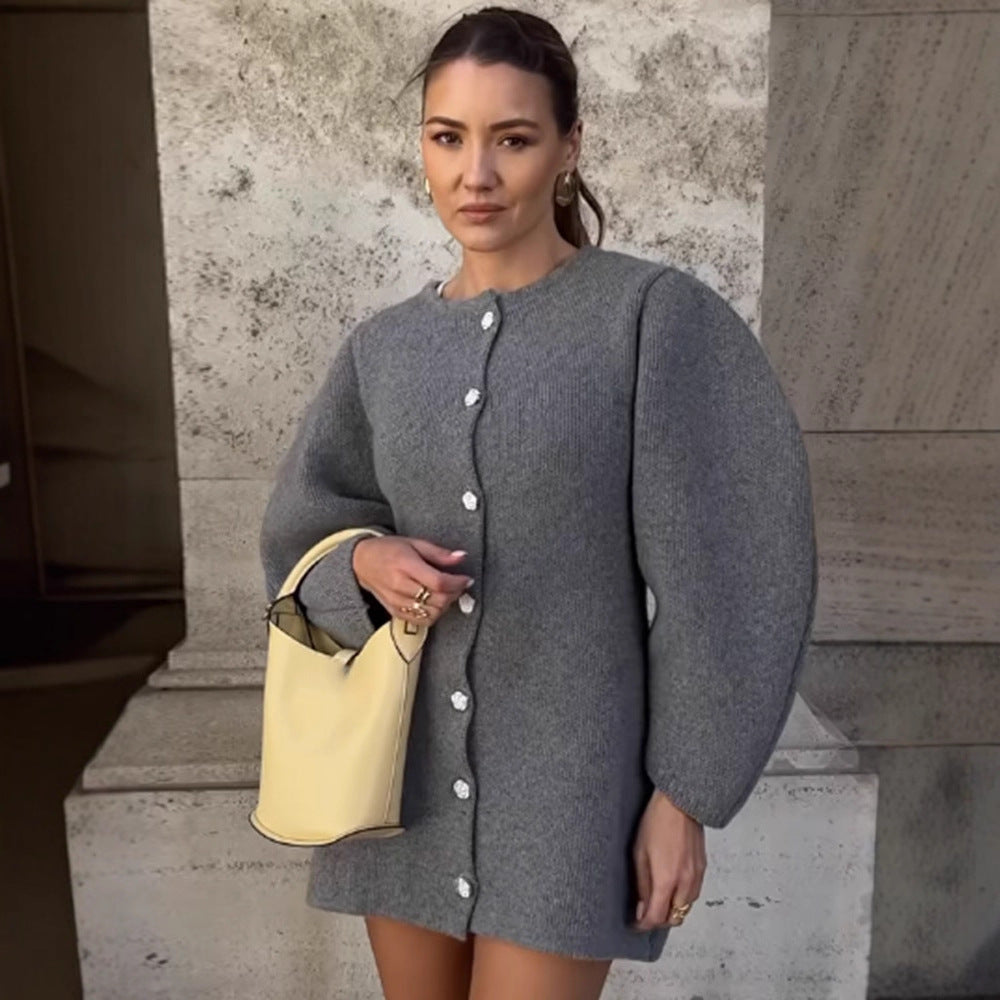 Damsk stickad klänning med voluminösa ärmar och eleganta knapppdetaljer Mirla-Eva Jonsson