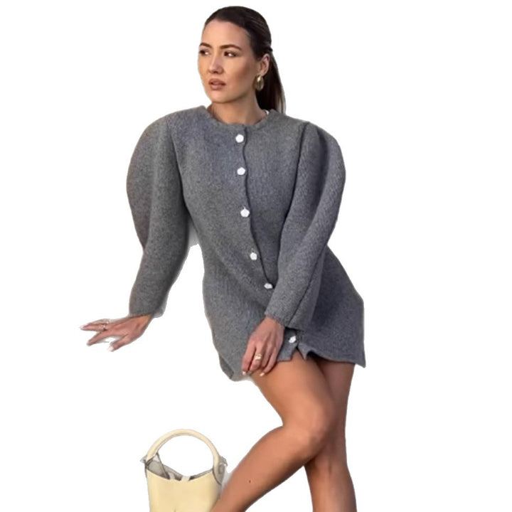 Damsk stickad klänning med voluminösa ärmar och eleganta knapppdetaljer Mirla-Eva Jonsson