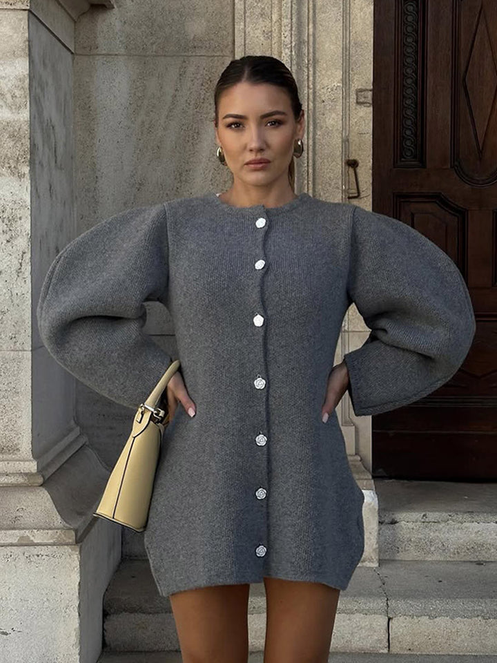 Damsk stickad klänning med voluminösa ärmar och eleganta knapppdetaljer Mirla-Eva Jonsson