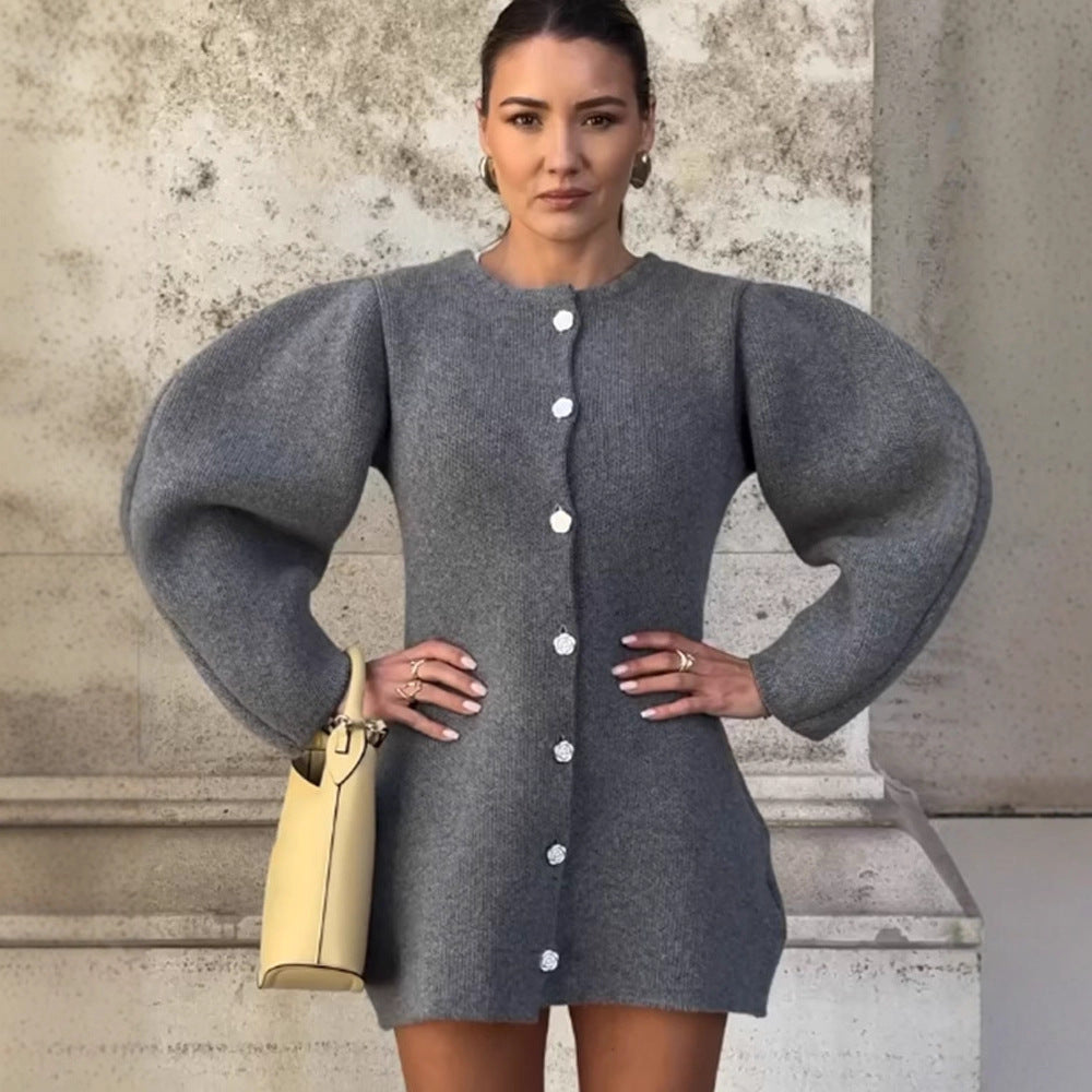 Damsk stickad klänning med voluminösa ärmar och eleganta knapppdetaljer Mirla-Eva Jonsson