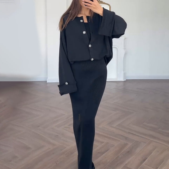 Damsk stickad overall med elegant kavaj och ärmlös maxiklänning Mirla-Eva Jonsson