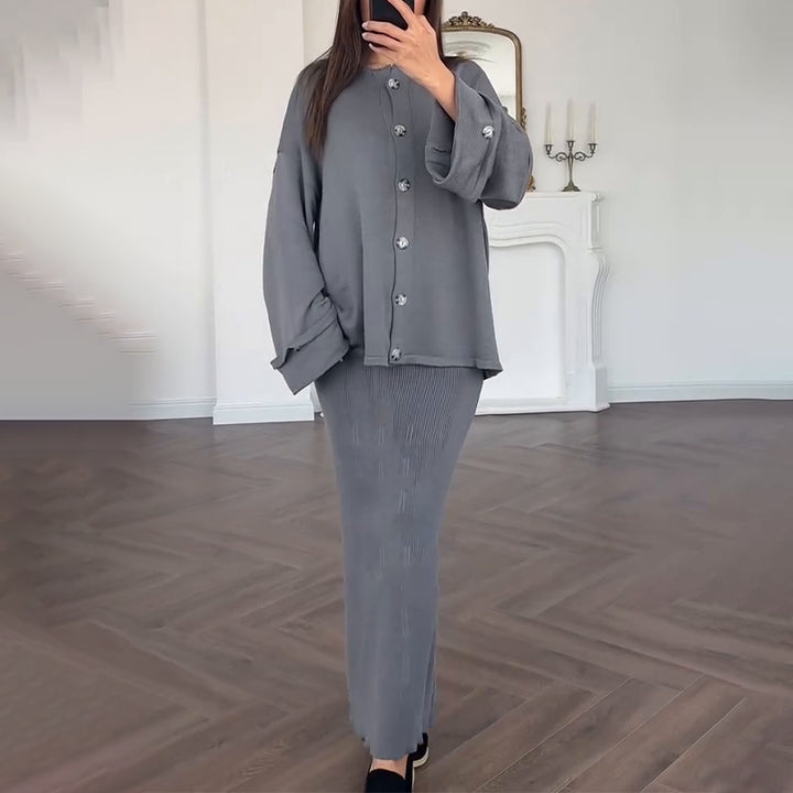 Damsk stickad overall med elegant kavaj och ärmlös maxiklänning Mirla-Eva Jonsson