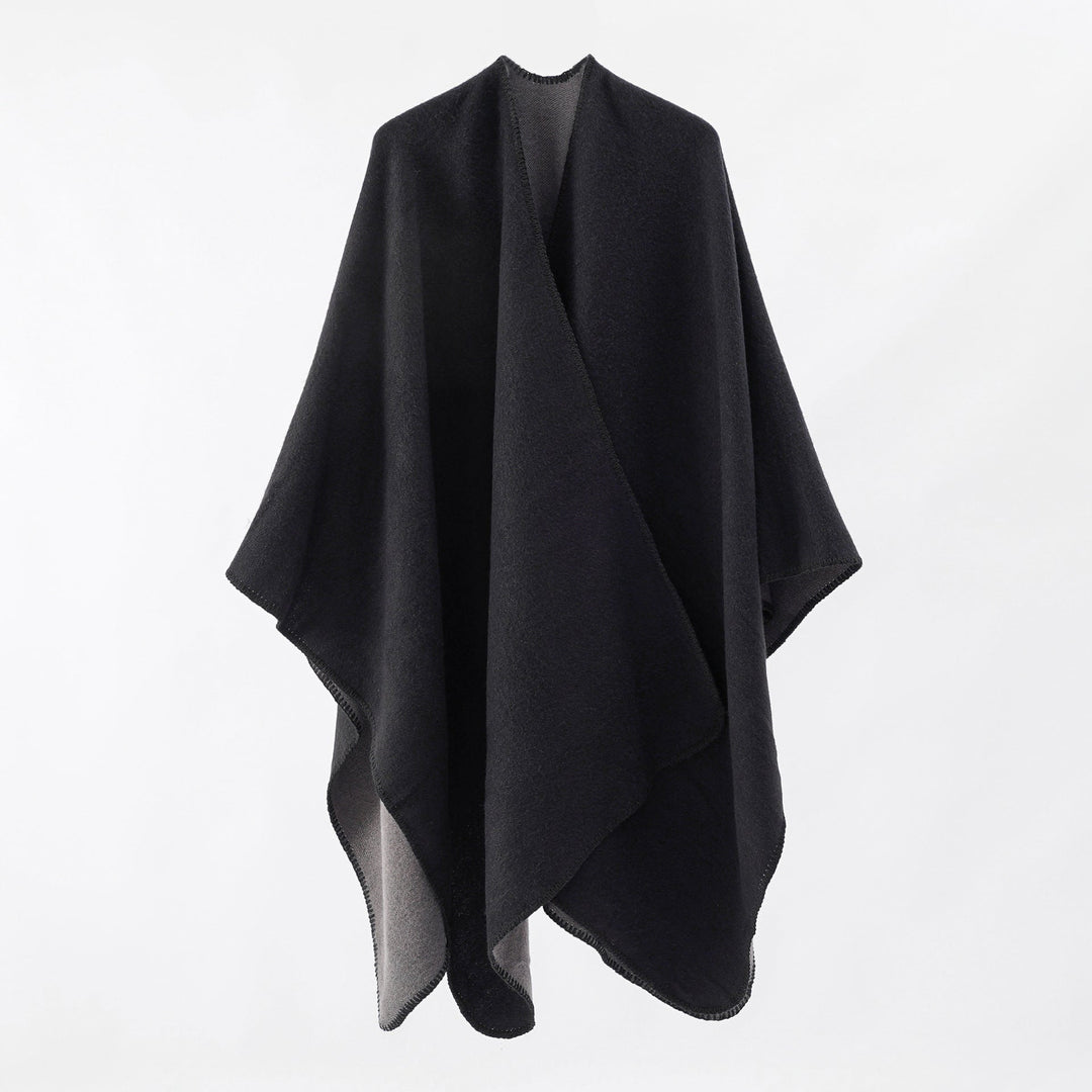 Damsk strickponcho med asymmetrisk skärning och hög värmehållningsfunktion Mirla-Eva Jonsson