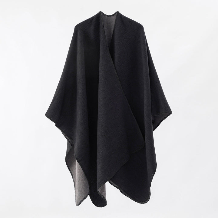 Damsk strickponcho med asymmetrisk skärning och hög värmehållningsfunktion Mirla-Eva Jonsson