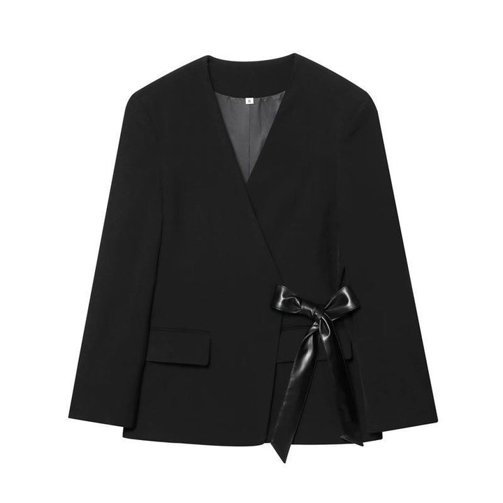 Damsk wrap blazer med elegant satinknut och moderna fickor Mirla-Eva Jonsson
