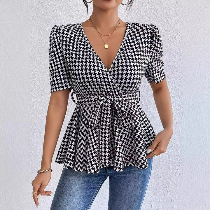 Damsk wrap-blus med enastående rutmönster och figurnära design Mirla-Eva Jonsson