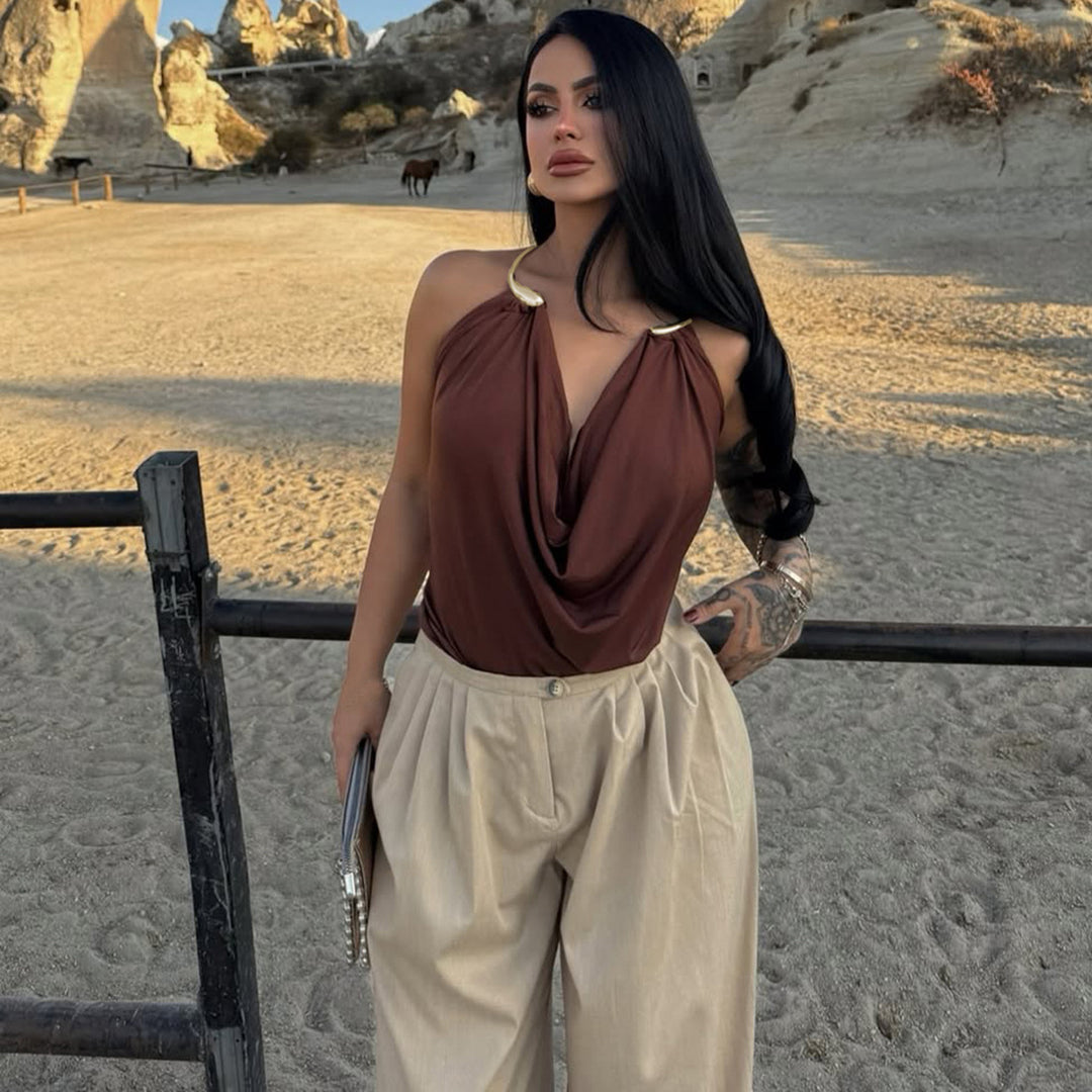 Damsk wrap top med raffinerad halsringning och elegant drapering Mirla-Eva Jonsson