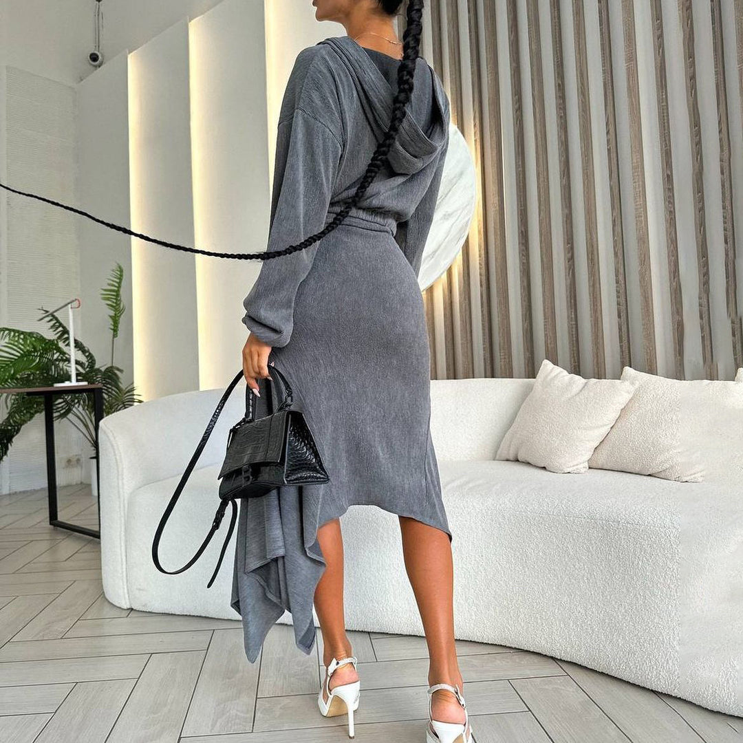 Damsk wrapklänning med asymmetrisk fåll och eleganta detaljer Mirla-Eva Jonsson