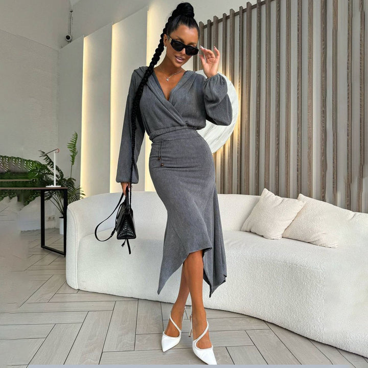 Damsk wrapklänning med asymmetrisk fåll och eleganta detaljer Mirla-Eva Jonsson