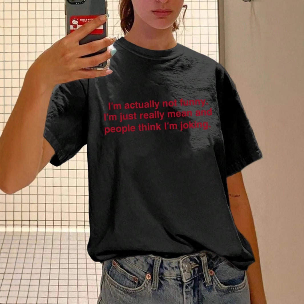 Damska Statement T-shirt med humoristisk text Mirla-Eva Jonsson