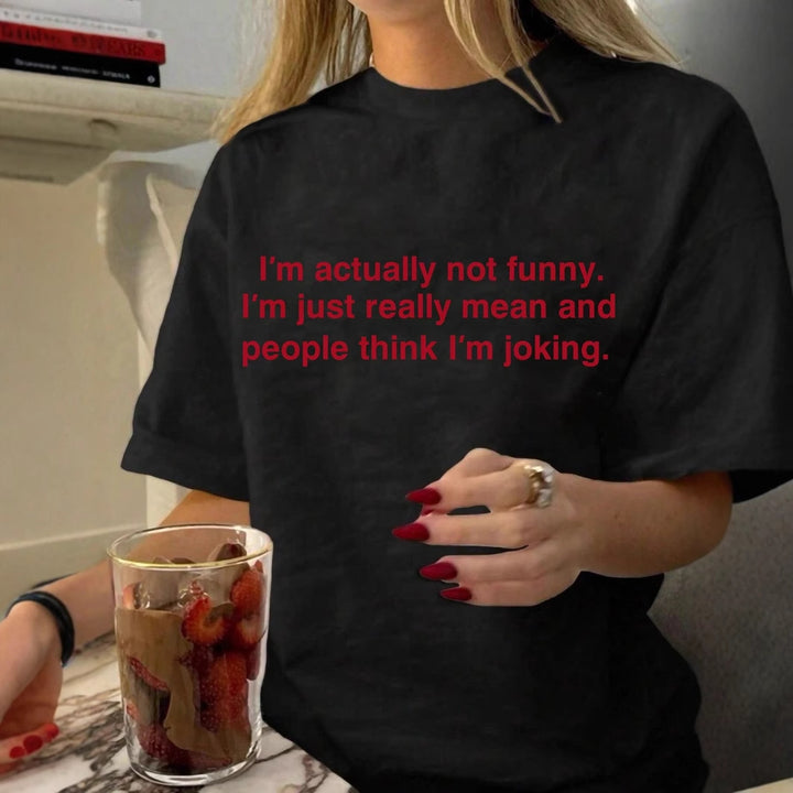 Damska Statement T-shirt med humoristisk text Mirla-Eva Jonsson