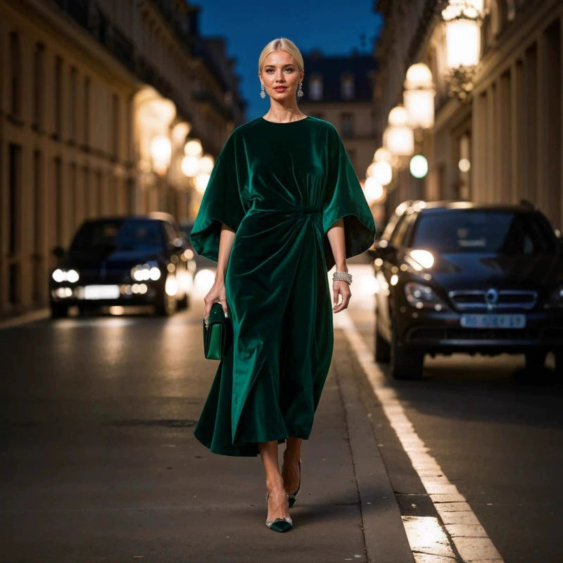 Damska aftonklänning i elegant samtdesign med voluminösa ärmar och figursydd silhuett Mirla-Eva Jonsson