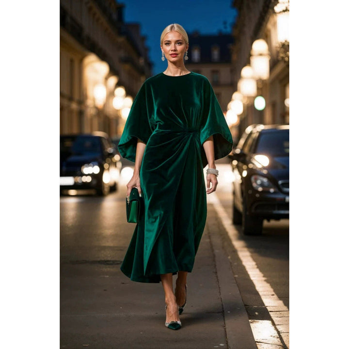 Damska aftonklänning i elegant samtdesign med voluminösa ärmar och figursydd silhuett Mirla-Eva Jonsson