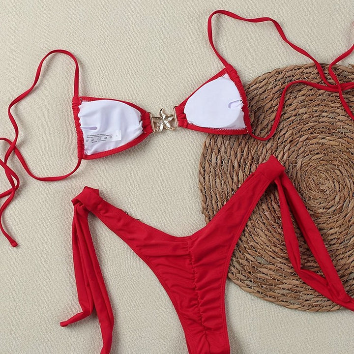 Damska bandeau bikini med justerbara band och elegant guldsmycken Mirla-Eva Jonsson