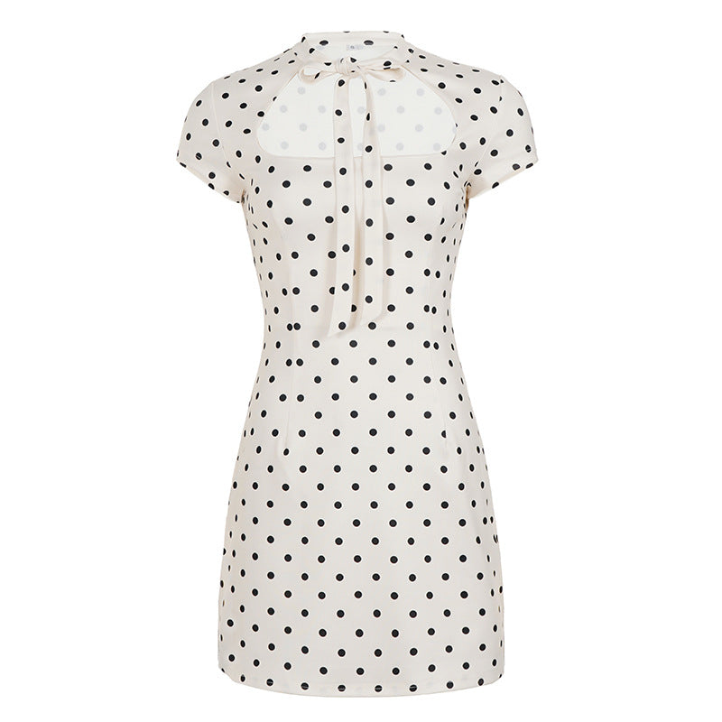 Damska klänning med polka prickar och elegant krage samt knytbälte Mirla-Eva Jonsson