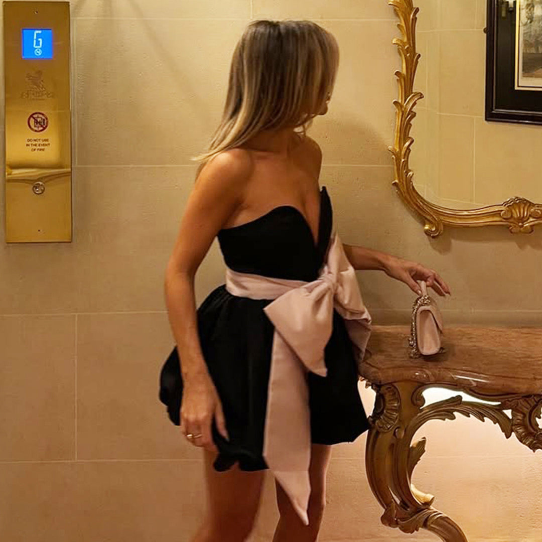 Damska kvällsklänning med voluminös kjol och elegant satinrosett Mirla-Eva Jonsson