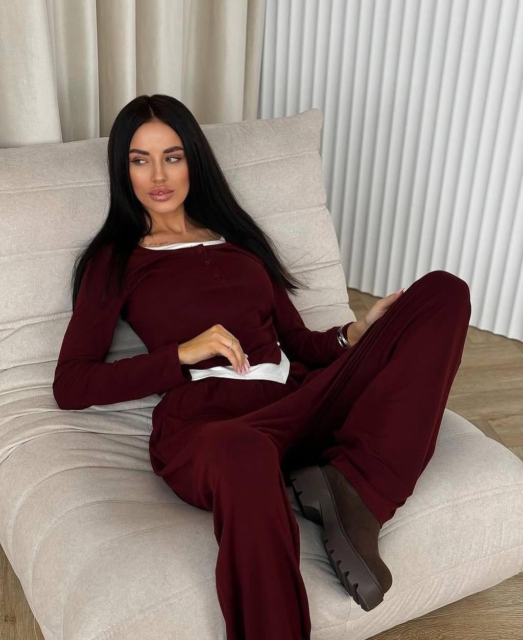 Damska loungewear-set med elegant Henley-överdel och löst snitt Mirla-Eva Jonsson