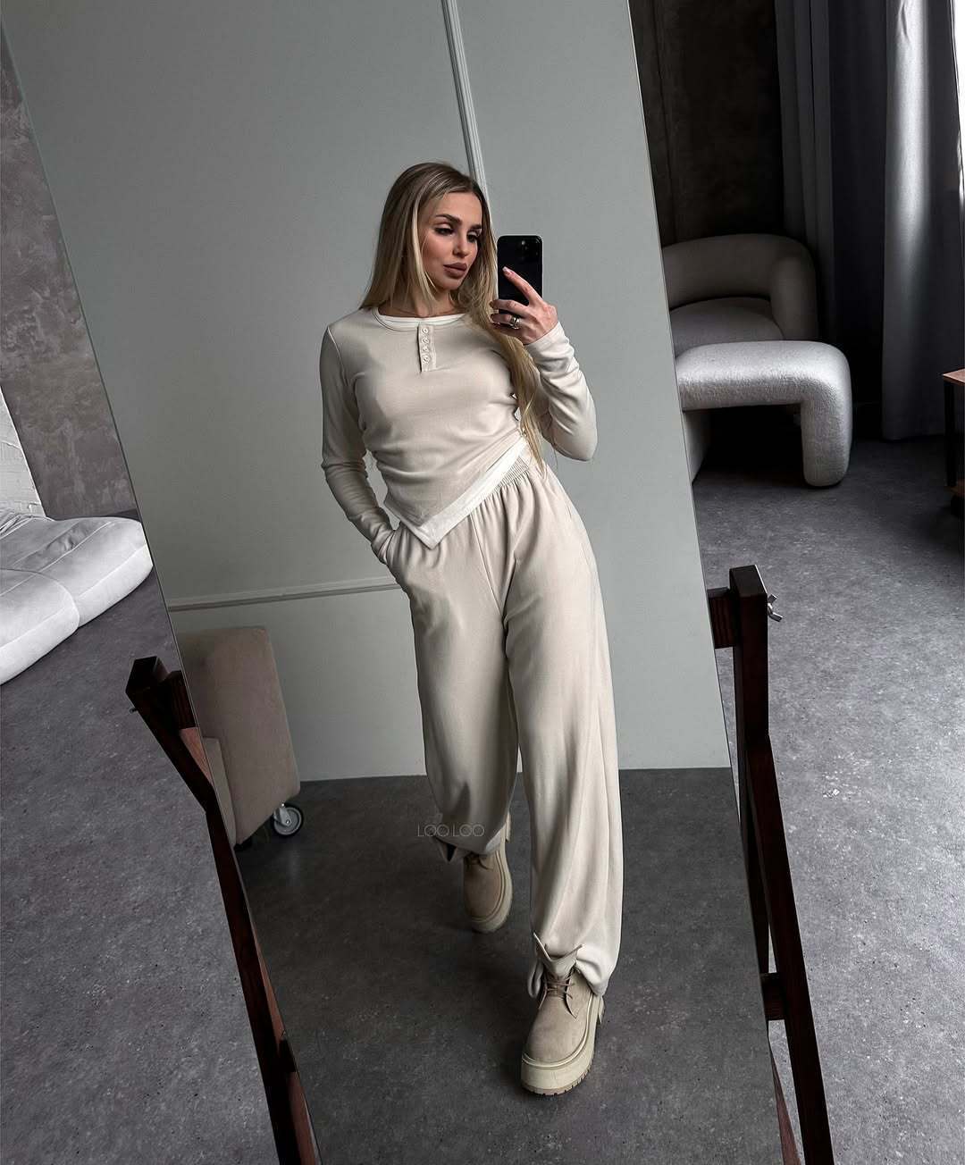 Damska loungewear-set med elegant Henley-överdel och löst snitt Mirla-Eva Jonsson
