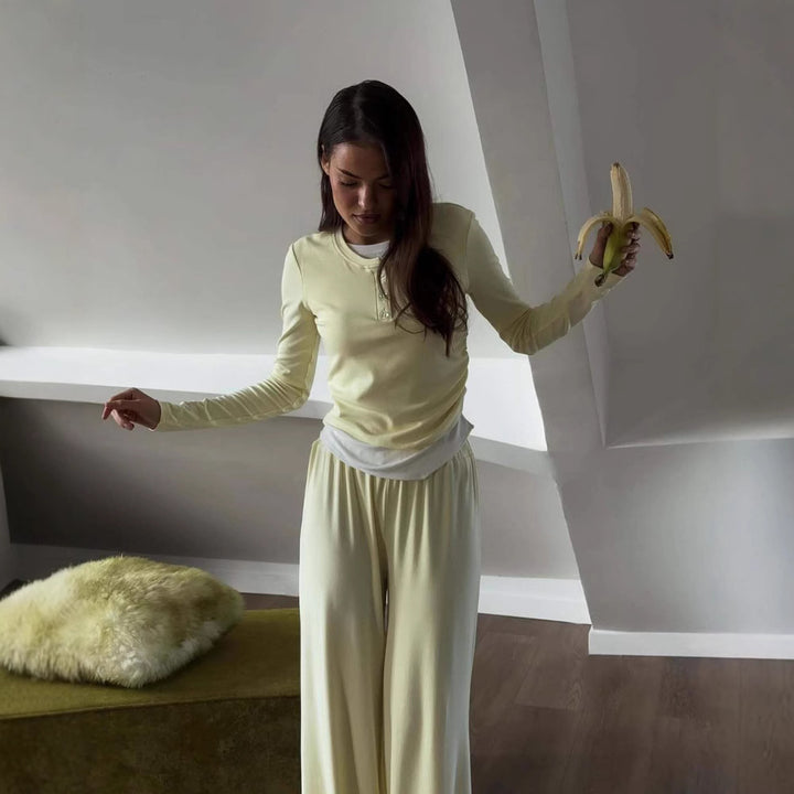 Damska loungewear-set med elegant Henley-överdel och löst snitt Mirla-Eva Jonsson