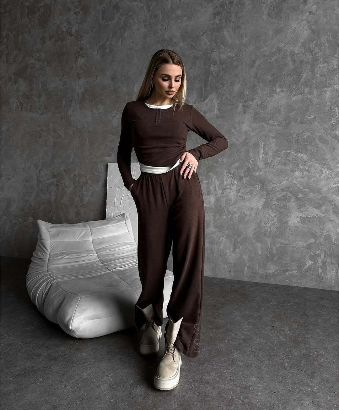 Damska loungewear-set med elegant Henley-överdel och löst snitt Mirla-Eva Jonsson
