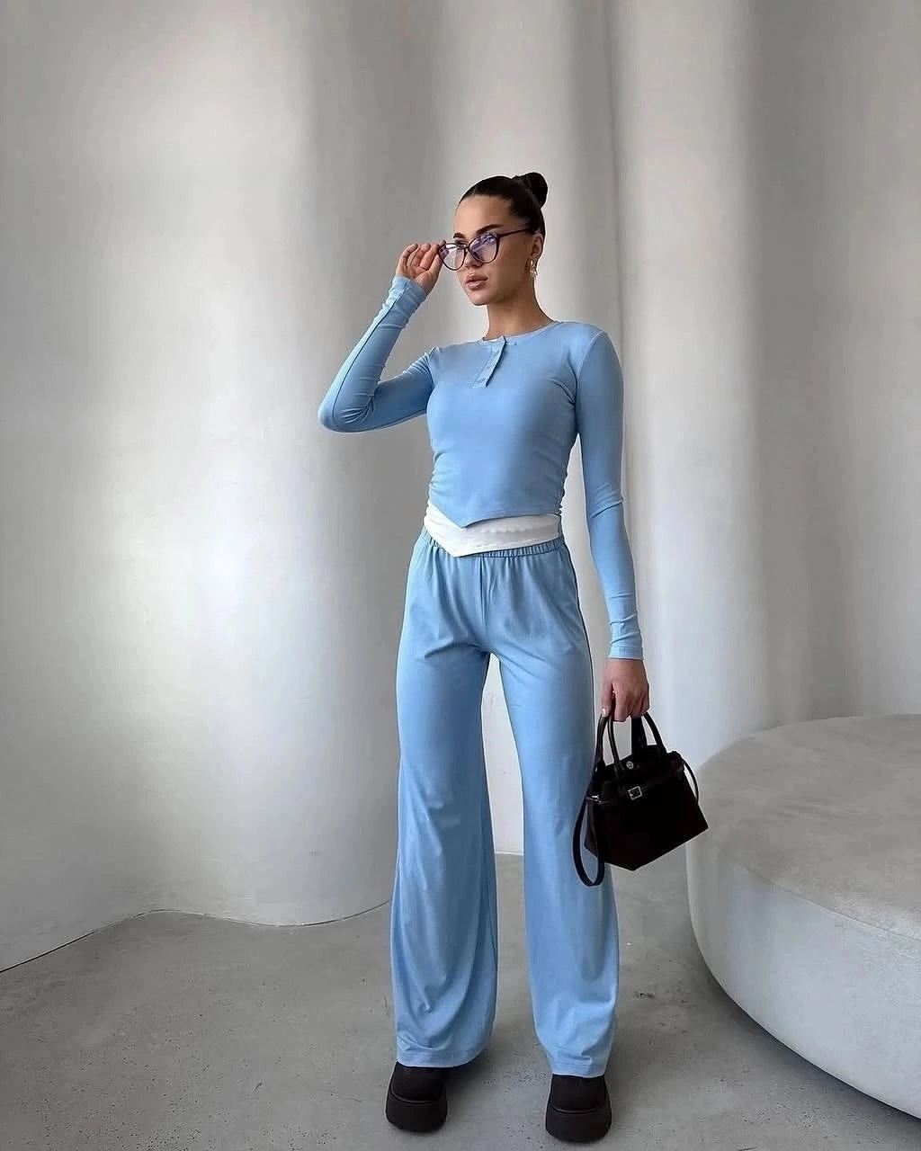 Damska loungewear-set med elegant Henley-överdel och löst snitt Mirla-Eva Jonsson
