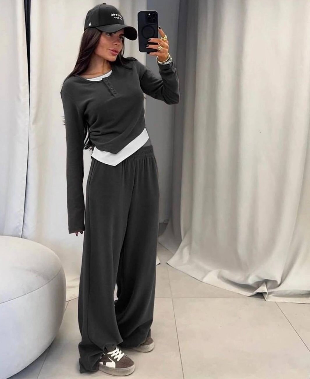 Damska loungewear-set med elegant Henley-överdel och löst snitt Mirla-Eva Jonsson