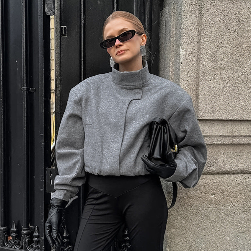 Damska modistisk oversized jacka med hög krage och innovativ design Mirla-Eva Jonsson