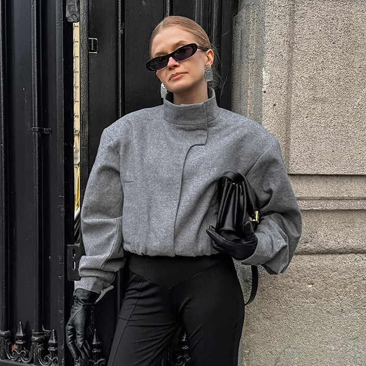 Damska modistisk oversized jacka med hög krage och innovativ design Mirla-Eva Jonsson