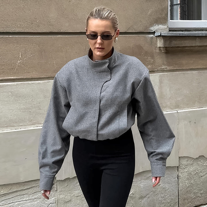 Damska modistisk oversized jacka med hög krage och innovativ design Mirla-Eva Jonsson