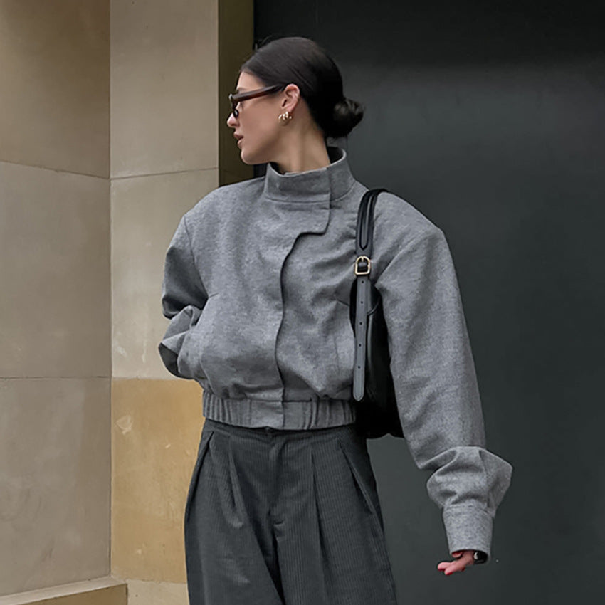 Damska modistisk oversized jacka med hög krage och innovativ design Mirla-Eva Jonsson